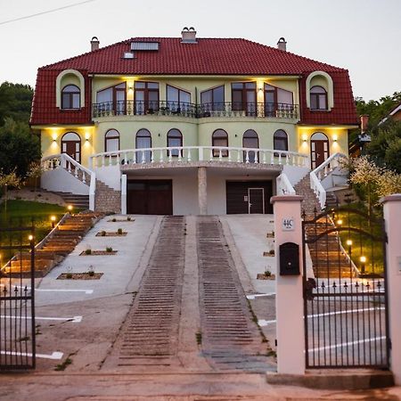 Rya Residence Oradea Bagian luar foto