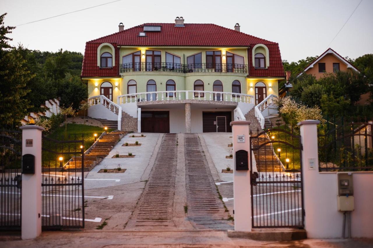 Rya Residence Oradea Bagian luar foto